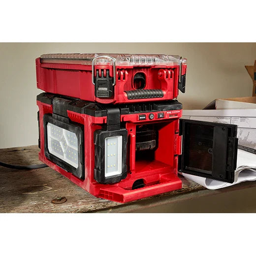 🛒 Milwaukee 2357-20 M18™ PACKOUT™ Light/Charger