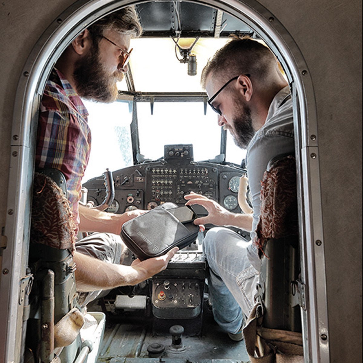 🛒 Troika Connected Zip Around Accessory & Cable Organizer – Grey